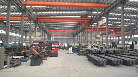 熱いすくい電流を通された交通安全鋼の衝突障壁の建設高速道路のガードレール金属Wビームスリーウェーブ橋の手すり波形のカスタマイズされた交通障壁